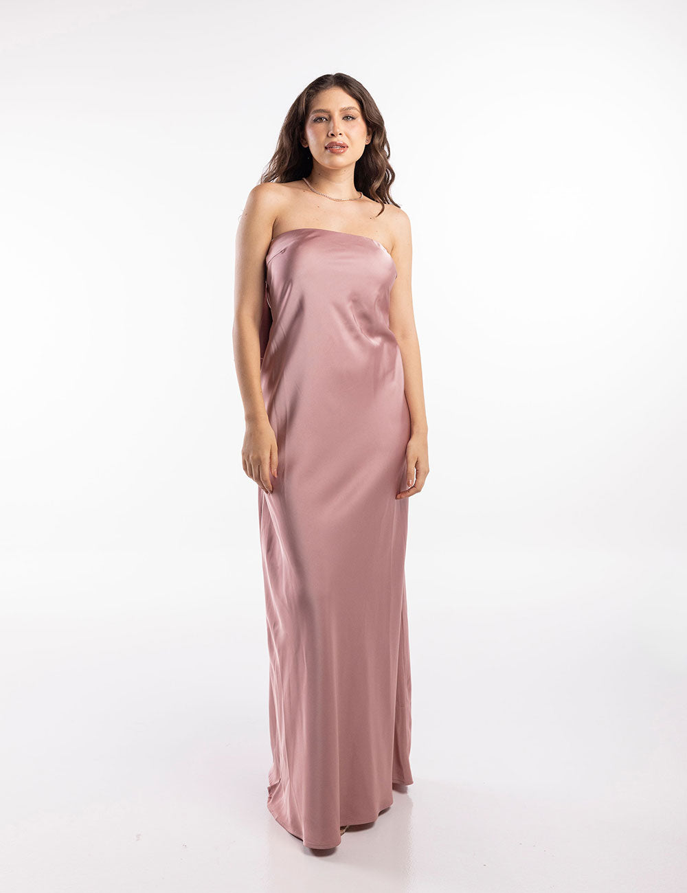 Vestido straple color palo de rosa, ajustado al cuerpo con diseño en espalda