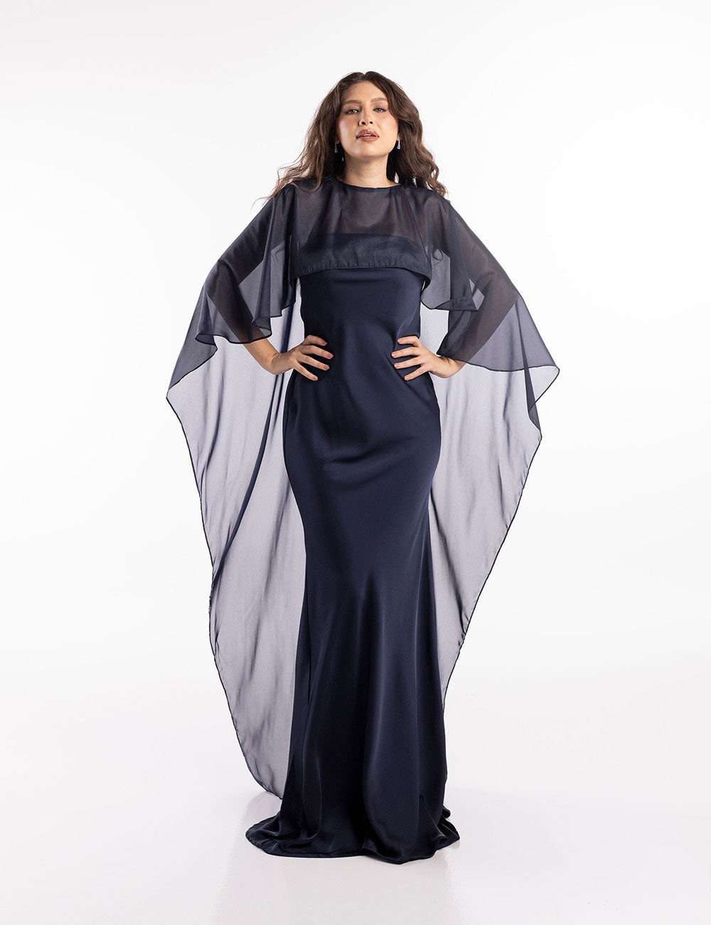 Vestido azul marino en satin, straple corte linea A con capa de gasa translucida