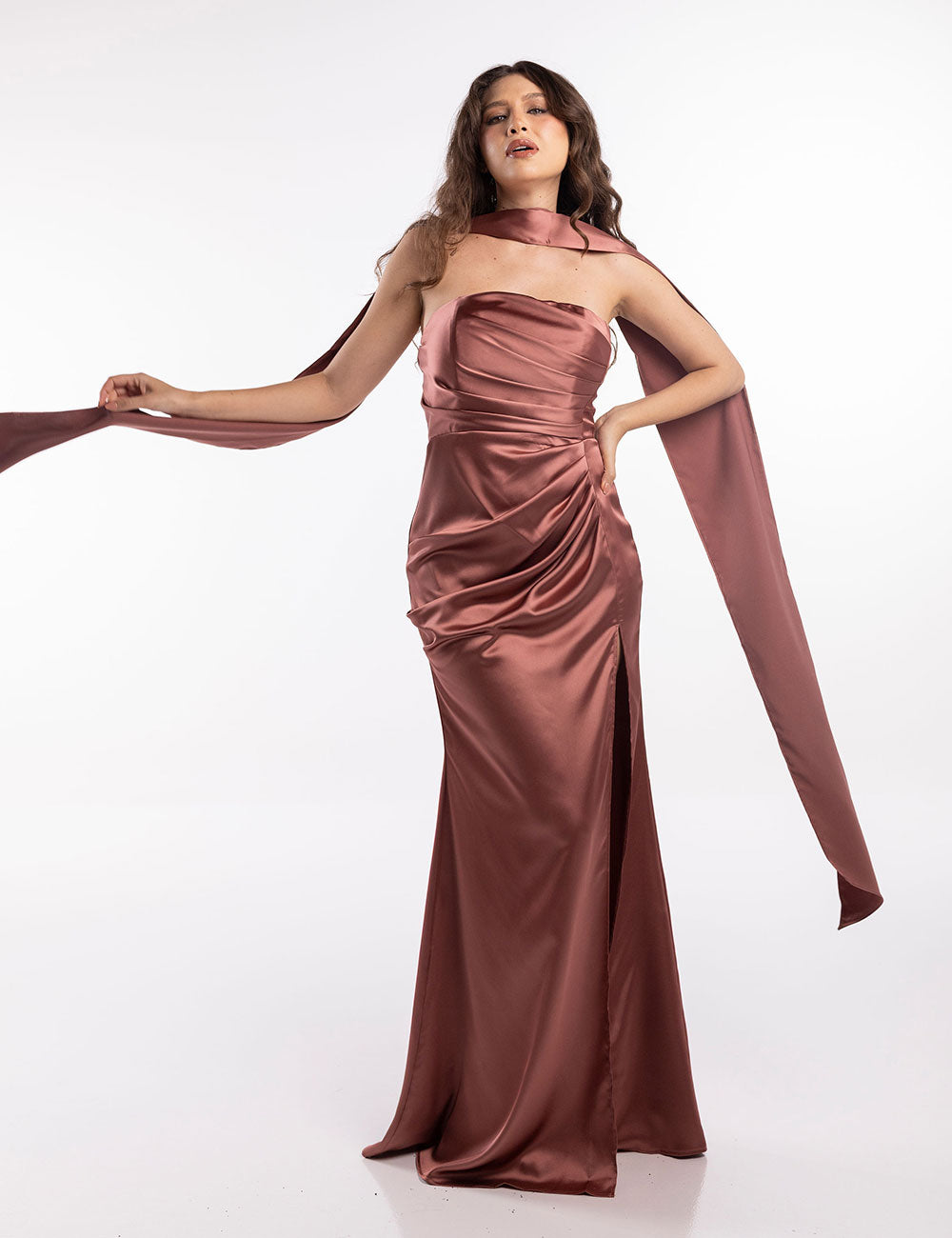 Vestido straple,color malva  satinado, diseño drapeado en busto y costado en cintura