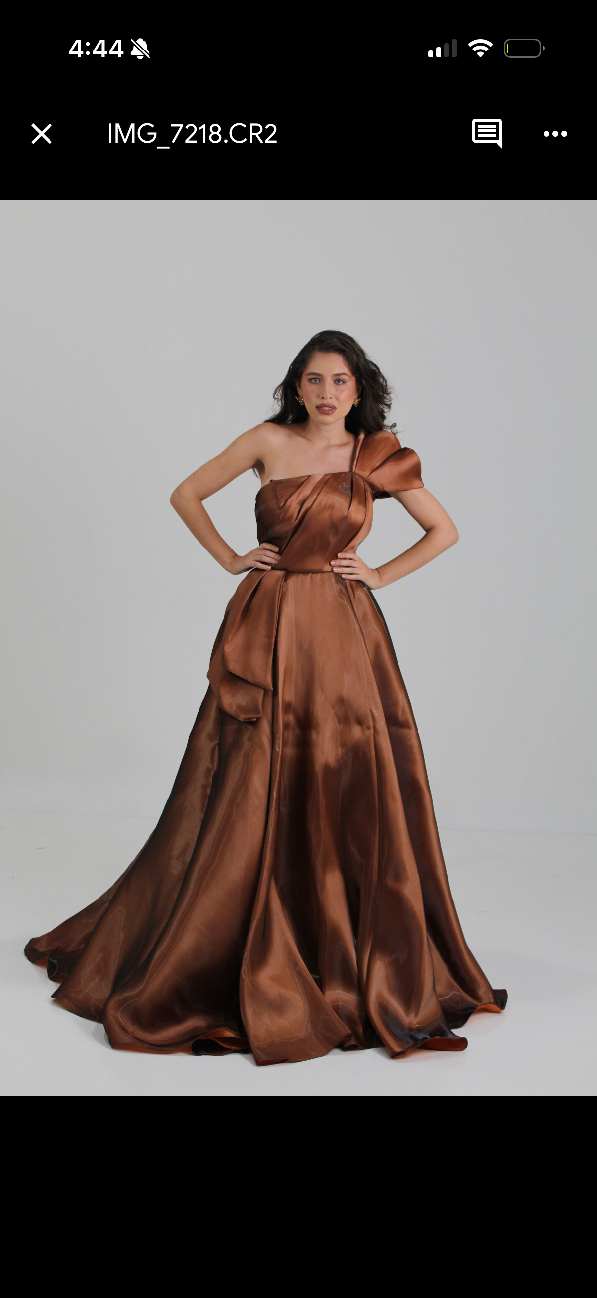 Vestido color gold brown, diseño un hombro, corte princesa en renta