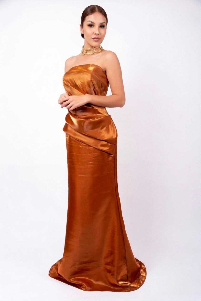 Vestido de importación, straple, color cognac con diseño drapeado en renta