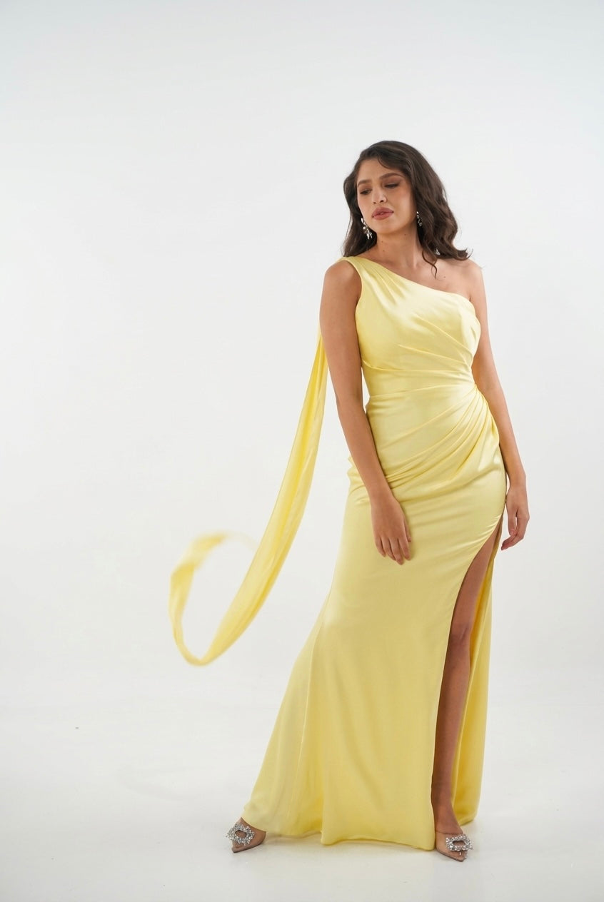 Vestido amarillo mantequilla satin diseño un solo hombro y lazo incorporado en renta