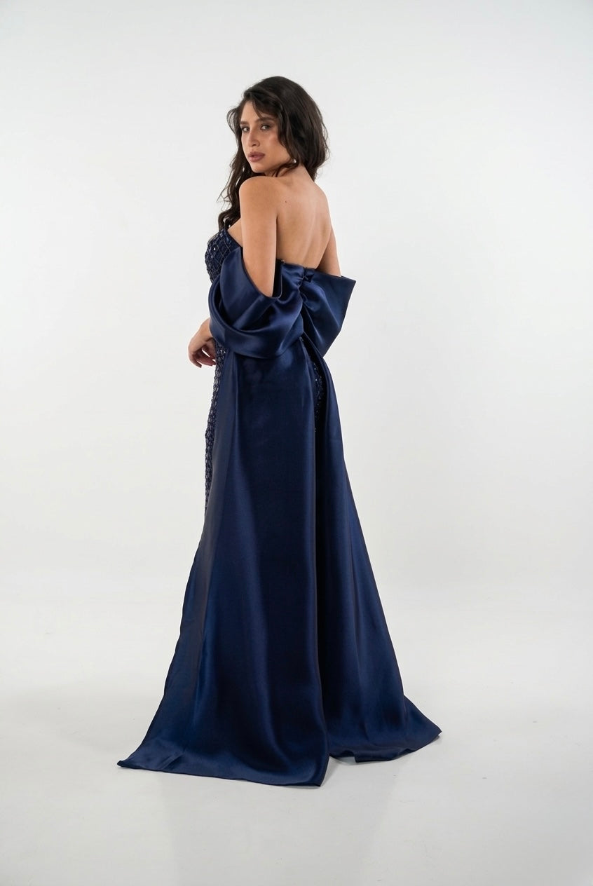 Vestido azul marino, bordado en lentejuela, corte recto, straples, diseño off-the-shoulder en satin en renta