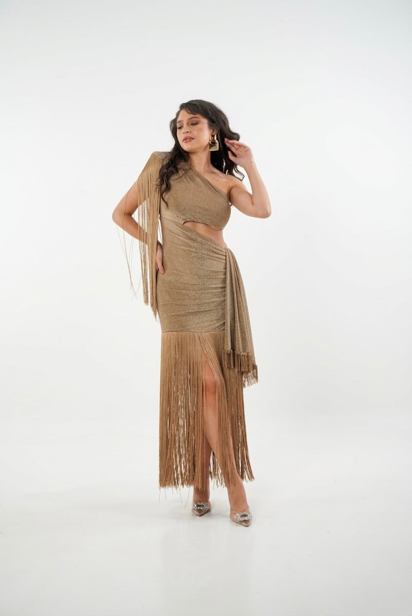 Vestido dorado mate, asimétrico con diseño de flecos en renta