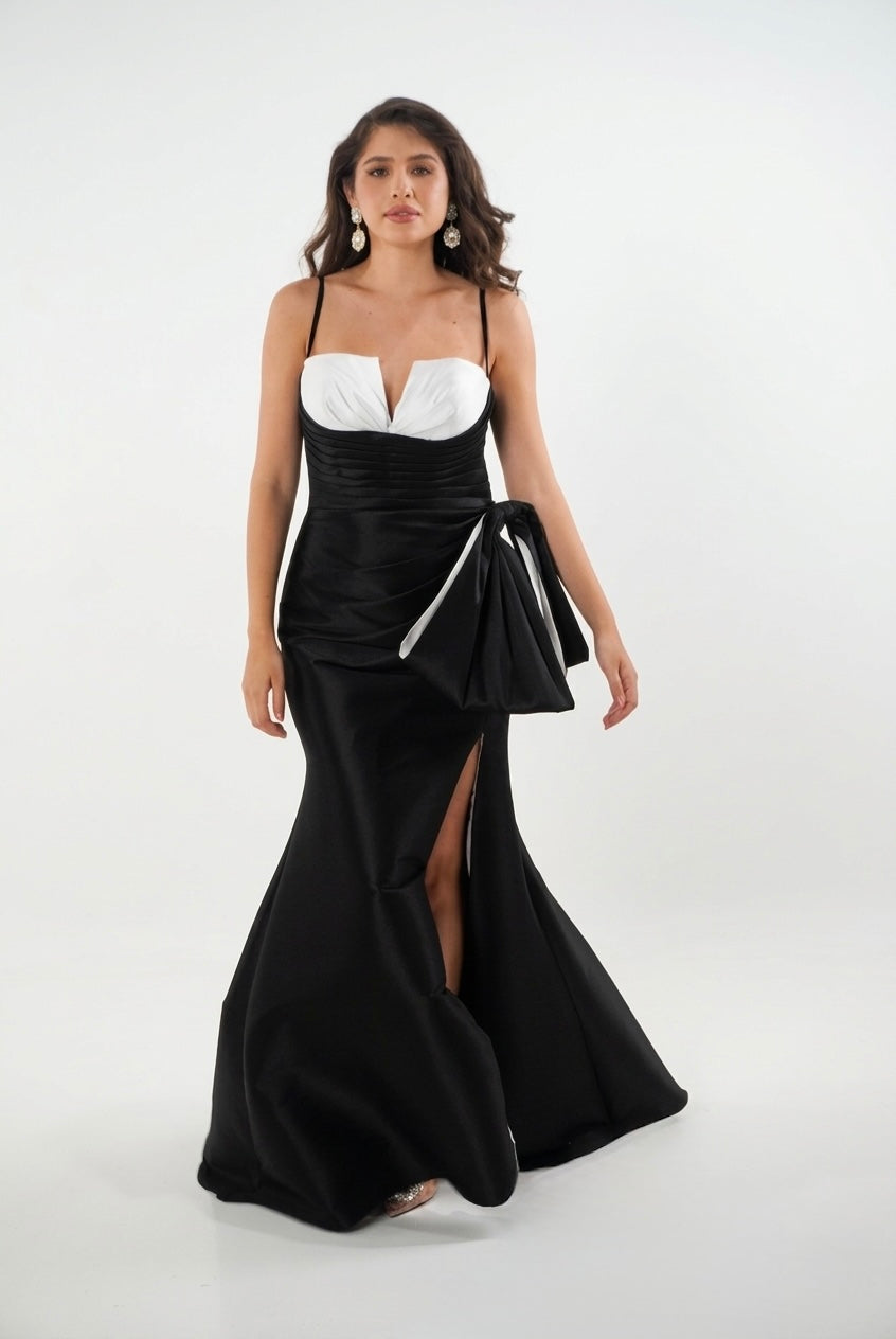 Vestido blanco con negro, corte sirena y diseño de moños en costado en renta