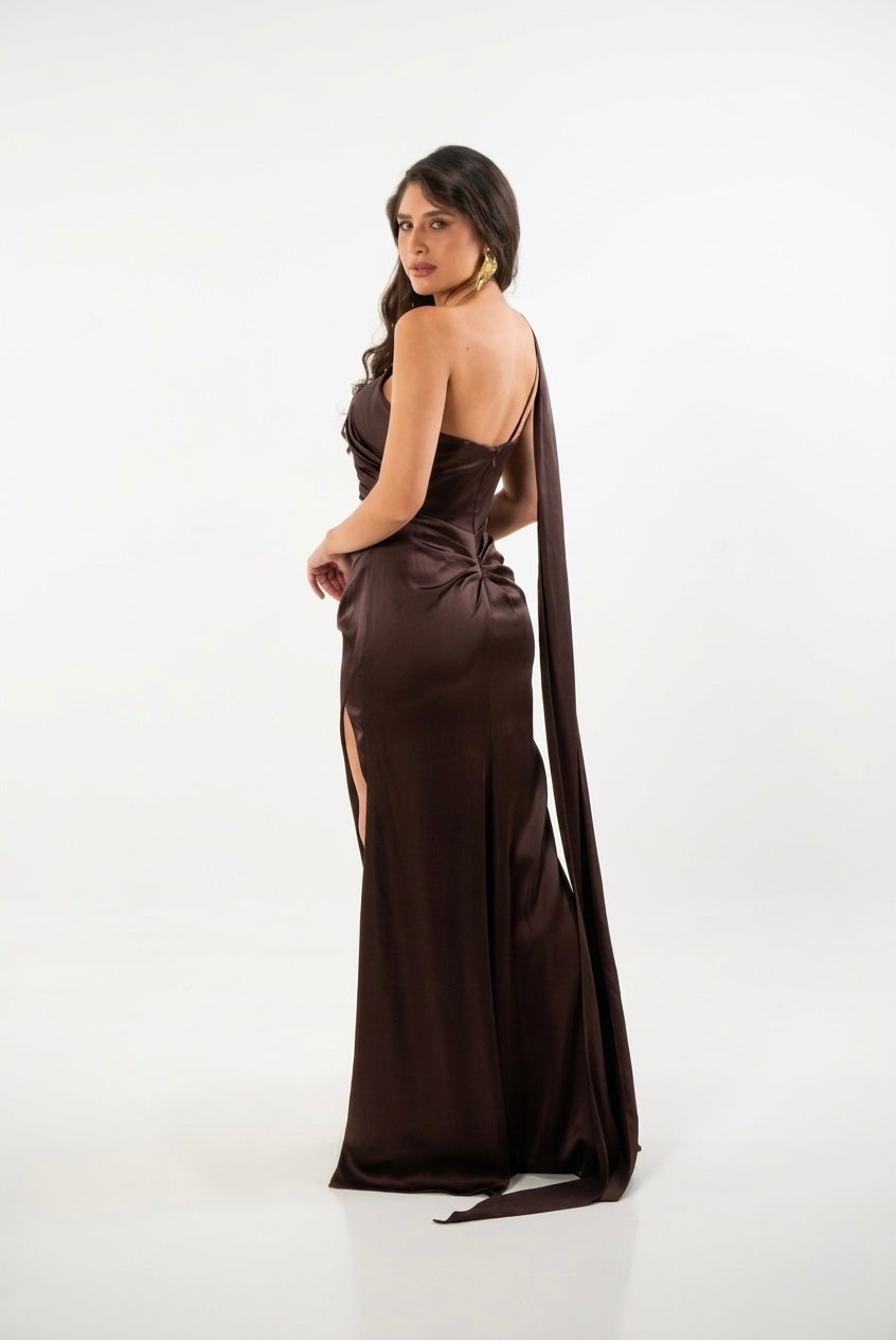 Vestido color marrón, diseño un solo hombro, drapeado lateral en renta