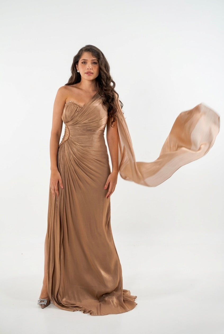 Vestido color champagne, escote asimétrico de un solo hombro y diseño de capa lateral, cuentas de cristal bordadas en cintura en renta