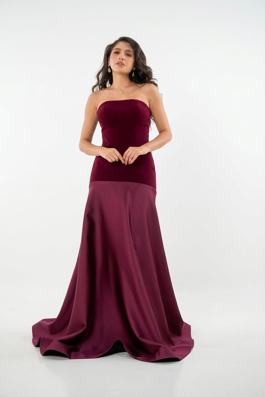Vestido burgundy straple, diseño minimalista, ajustado al cuerpo a cadera y caída amplia en satin en renta