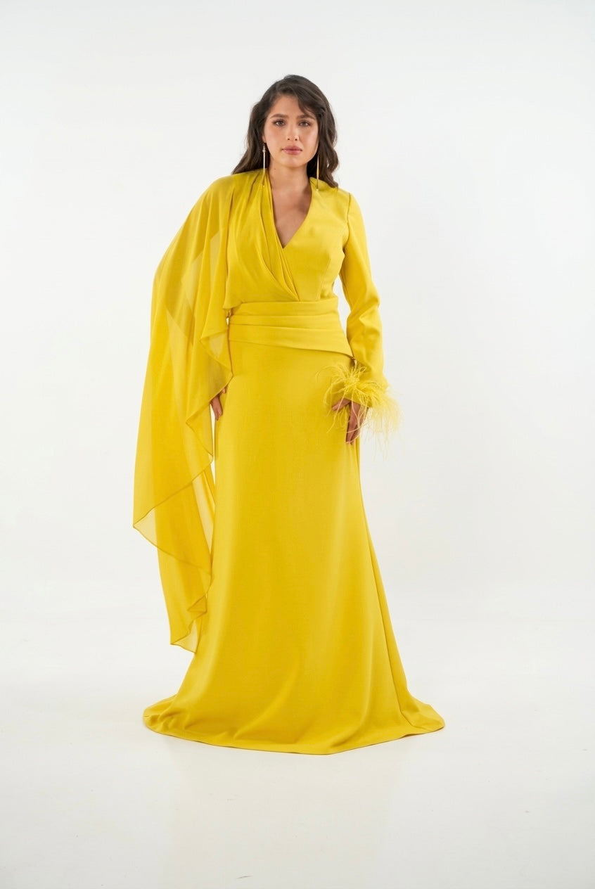 Vestido amarillo, escote en v cruzado, diseño sofisticado, asimetrico con manga fluida en tela de gasa en renta