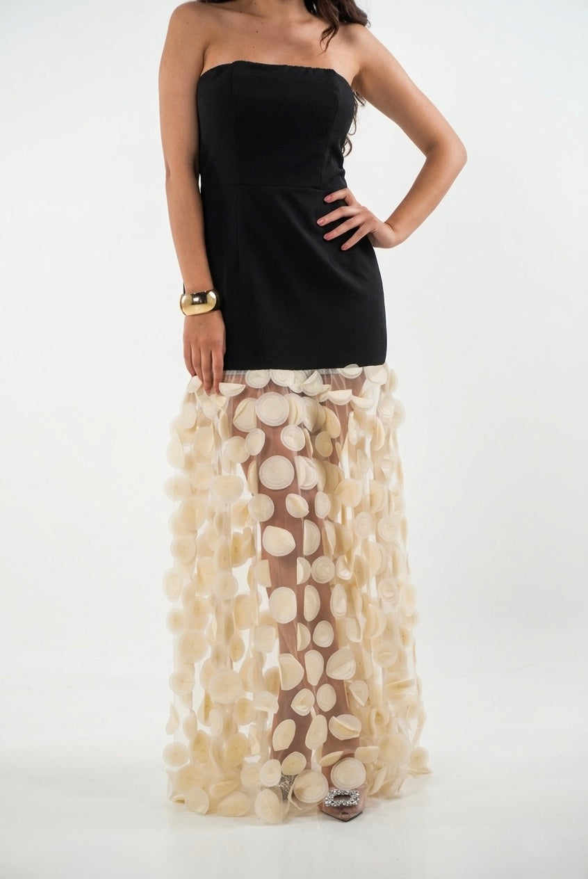 Vestido straple bicolor negro / blanco diseño en falda de tul y círculos 3d en renta