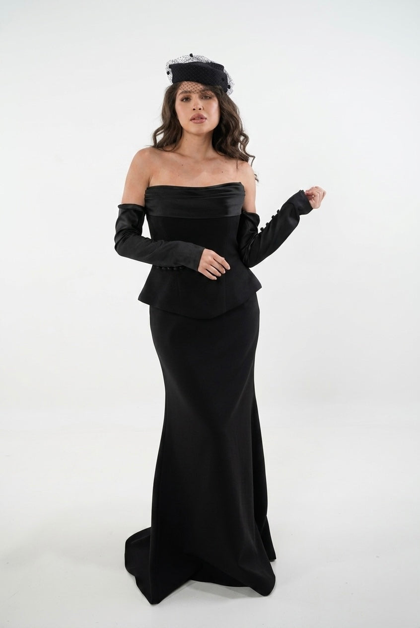 Vestido largo negro, straples con mangas desmontables tipo guantes, tela satinada en venta